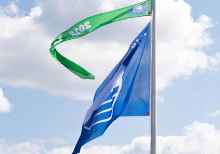 Blauwe Vlag en Groene Wimpel aan vlaggenstok